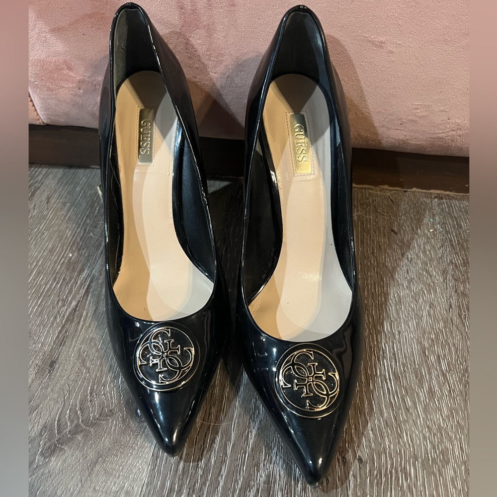 Guess black and gold pumps